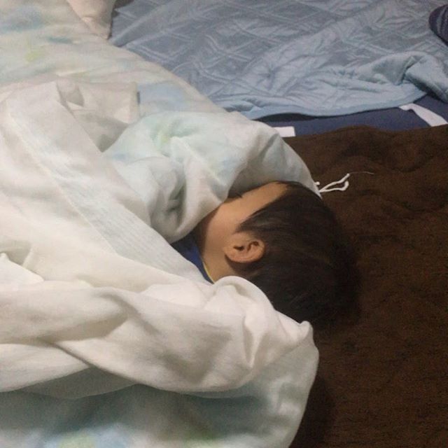 昼寝を起こされる弟の寝起きは良い。